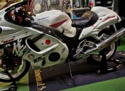 Roues en époxy blanc, garde boue carbone de GSXR